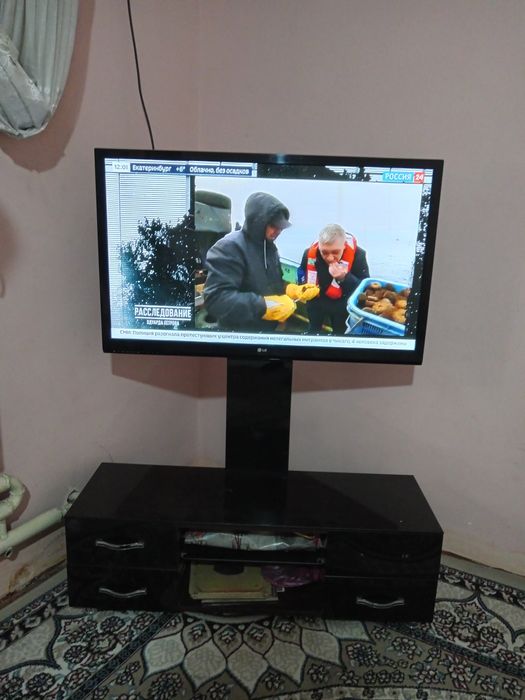 Telvizor va telvizor padstavkasi sotiladi 43 talik LG qora rangli