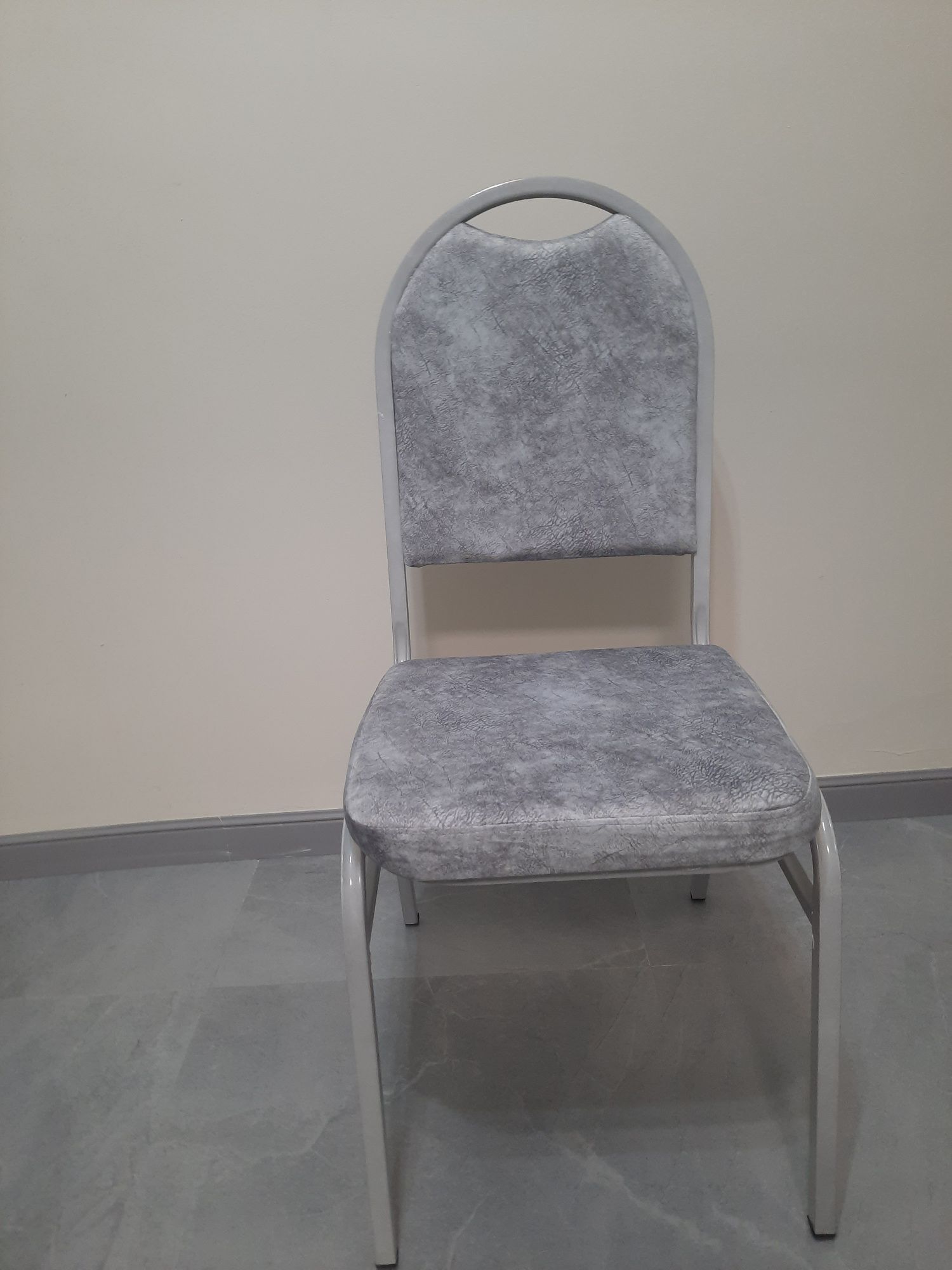 Новые стулья крепкие серого цвета, складываются друг в друга