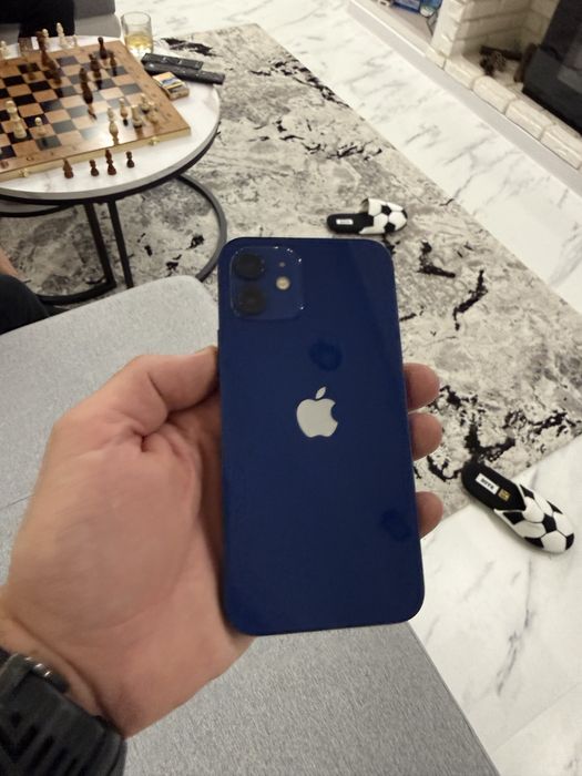 Продавам iphone 12 син цят