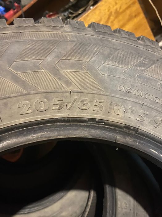 Продам зимнию резину есть торг размер 205/65