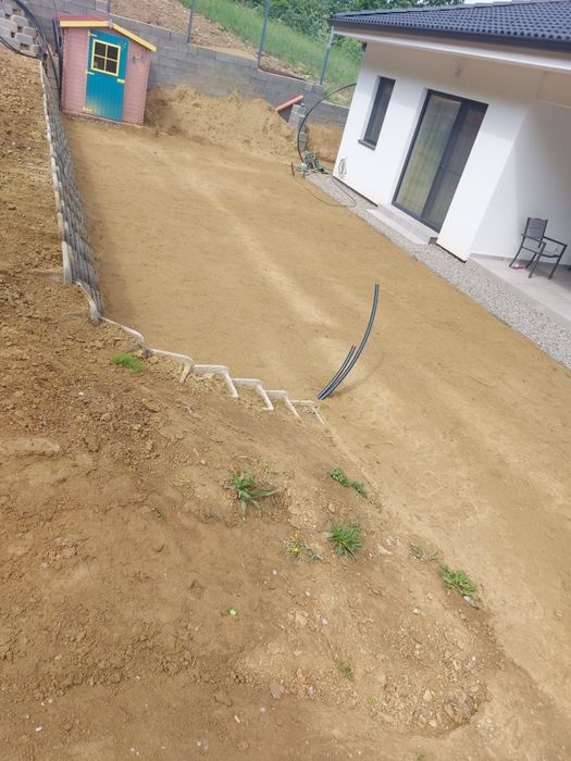 Vand pamant nisipos pentru rulouri gazon/canalizare/cabluri electrice