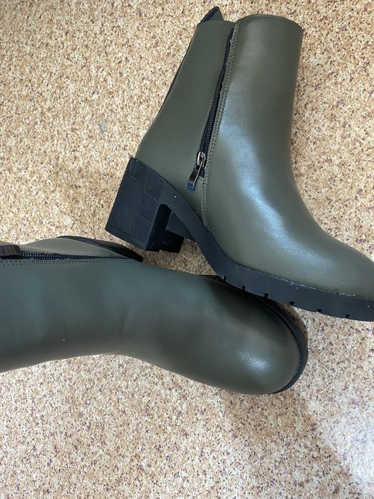 Срочно  полусапожки  новые  продам .