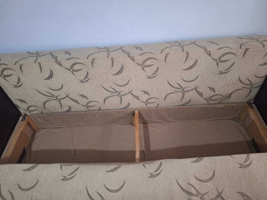 Vând canapea extensibilă cu ladă.