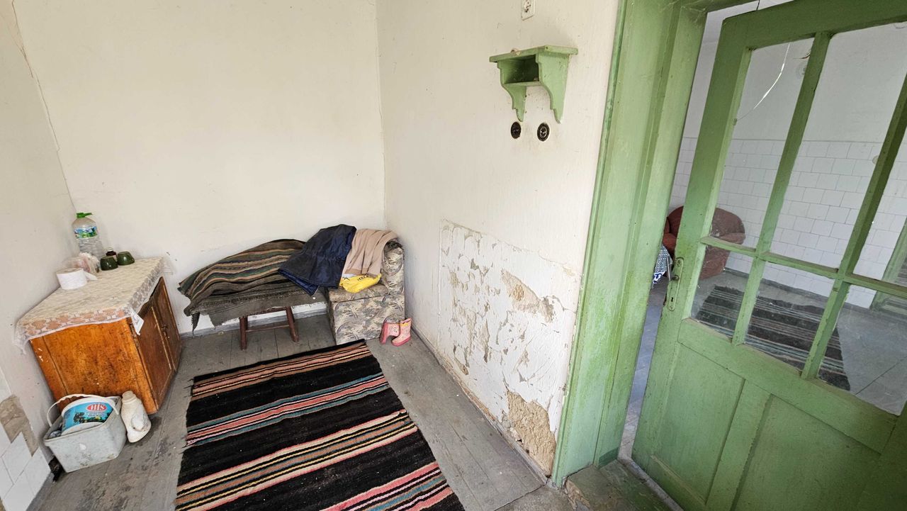 Продава се Къща в с. Садина, Област Търговище - 75 кв.м за 150 €/кв.м - Снимка #3