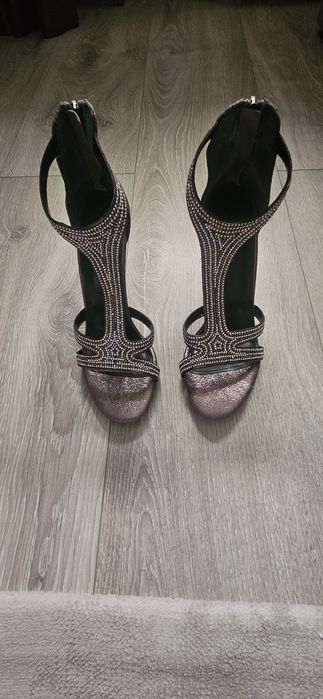 Vând  sandale de ocazie