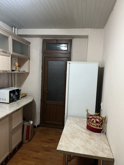 Sheriklikka 1ta bola olamiz, hamma sharoit bor, kondisioner,xolodilnik