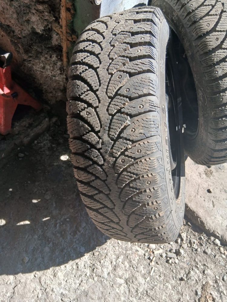 Продам резину зимнюю 185 / 65 R 14