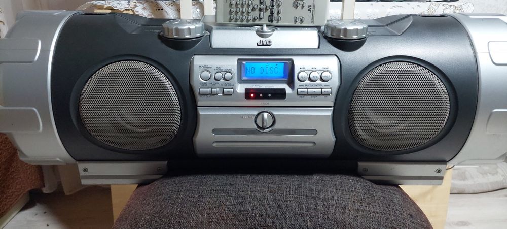 Vând sistem Boombox JVC RV-NB10B în stare perfectă de funcționare