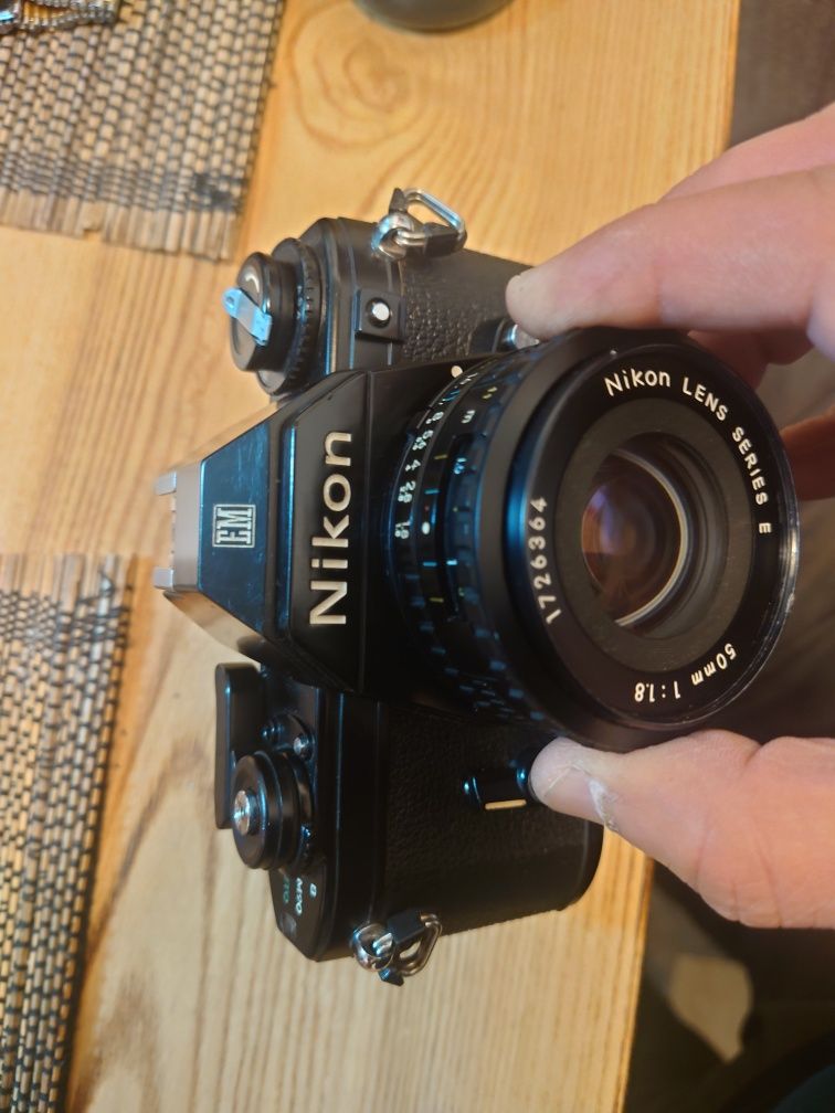 Nikon EM cu obiectiv nikon series e 50mm f1,8