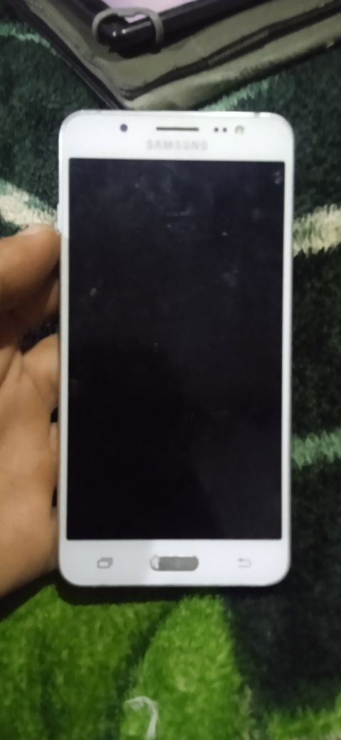 Galaxy j 5 2016 .