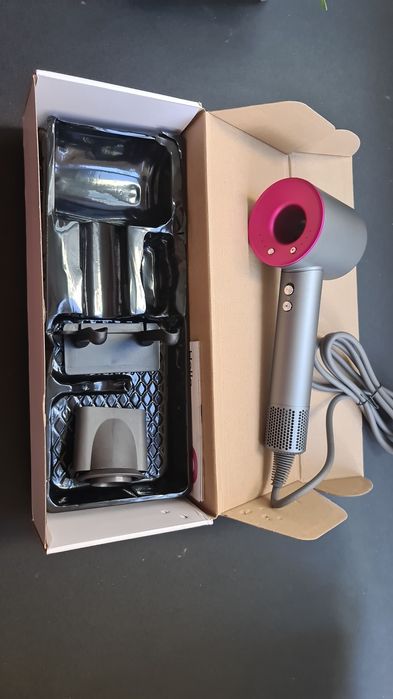 Uscator profesional cu accesorii de indreptat parul