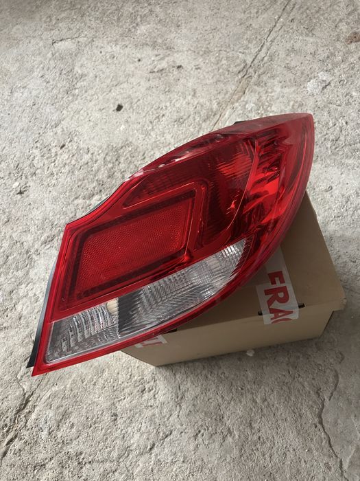 Se vinde tripla dreapta si oglinda dreapta Opel insignia 2011