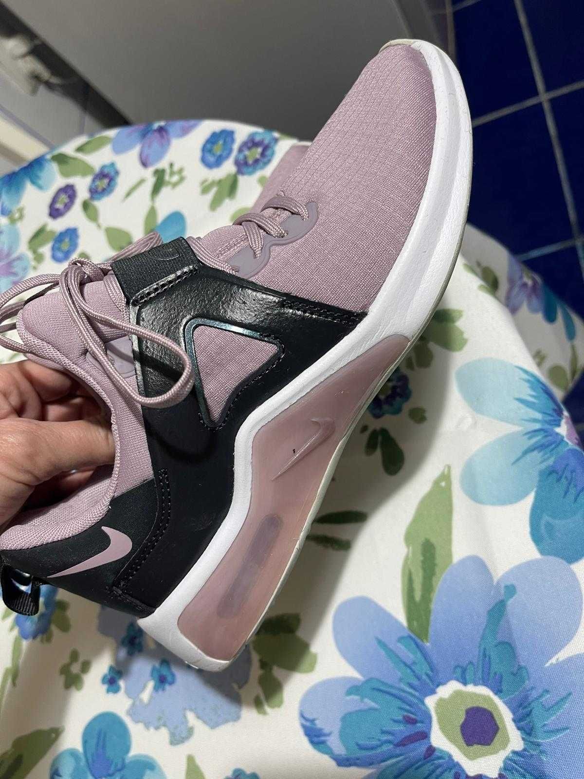Nike primavara/vara, culoare si model deosebit, practic ca noi