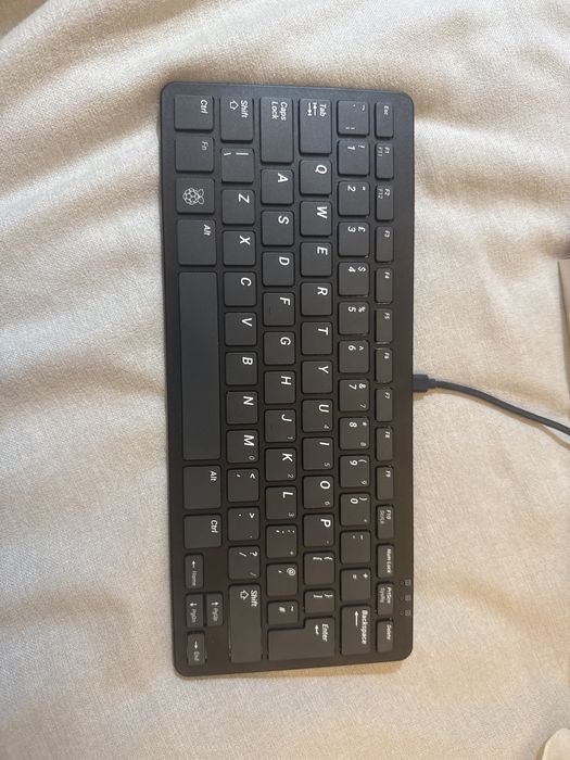 Raspberry pi 4 model B + беспоатное клавиатура raspberry pi