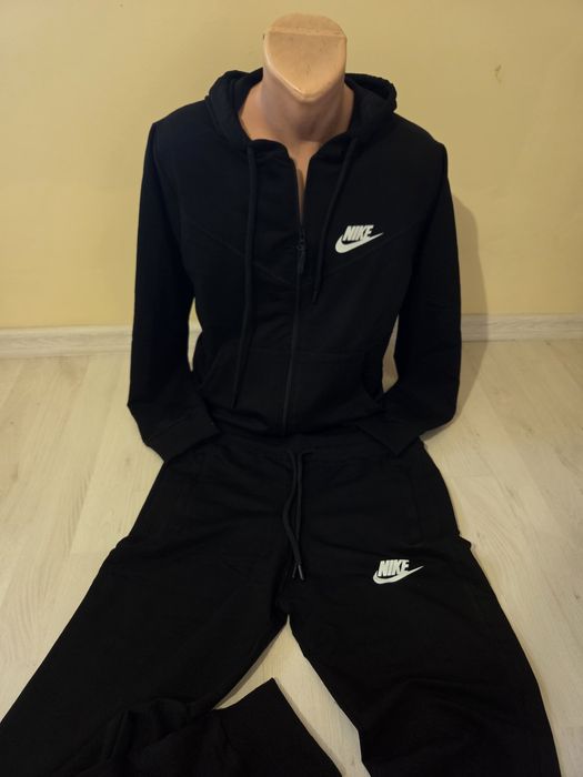 Trening barbati Nike,  setul include 3 piese .