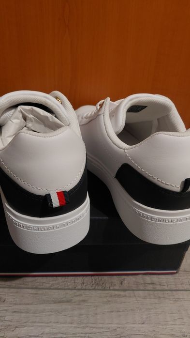 Pantofi noi Tommy Hilfiger marimea 37