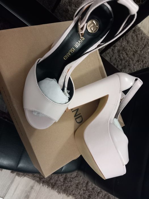 Vand sandale River Island noi