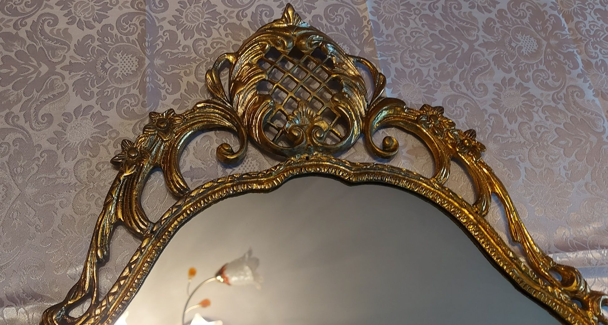 Oglinda de perete,rama metal neferos,bogat oramentata