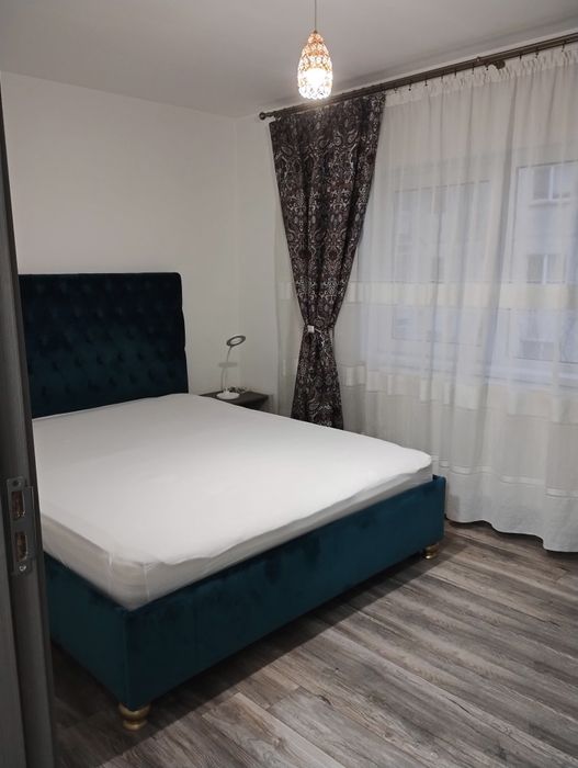 INCHIRIEZ  Apartament in spate la magazin VICTORIA