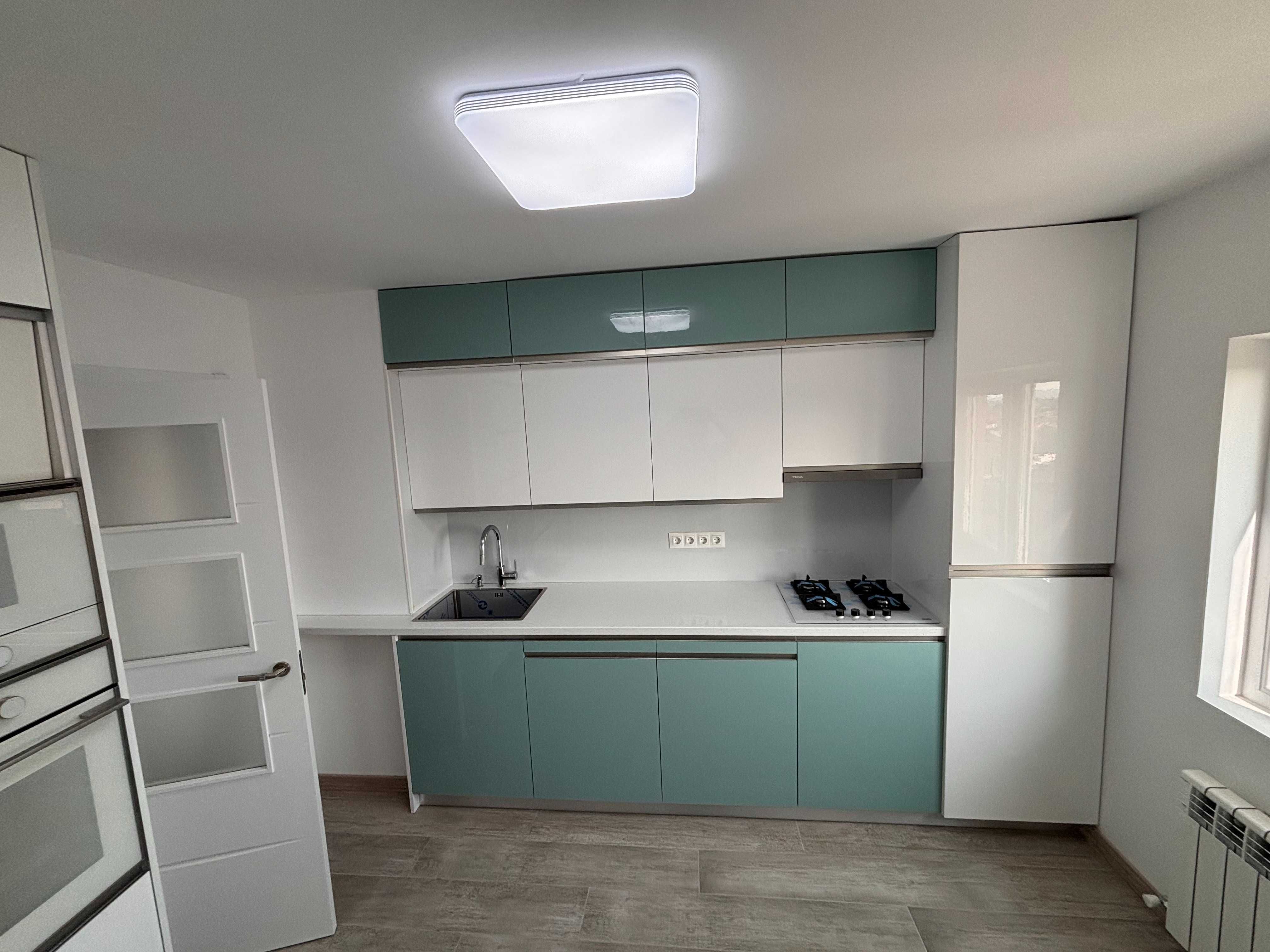 Apartament cu 3 camere, 2 bai, 2 balcoane, decomandat, complet renovat