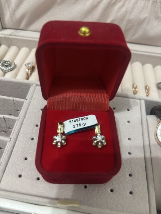 Алтын сырға сатылады.