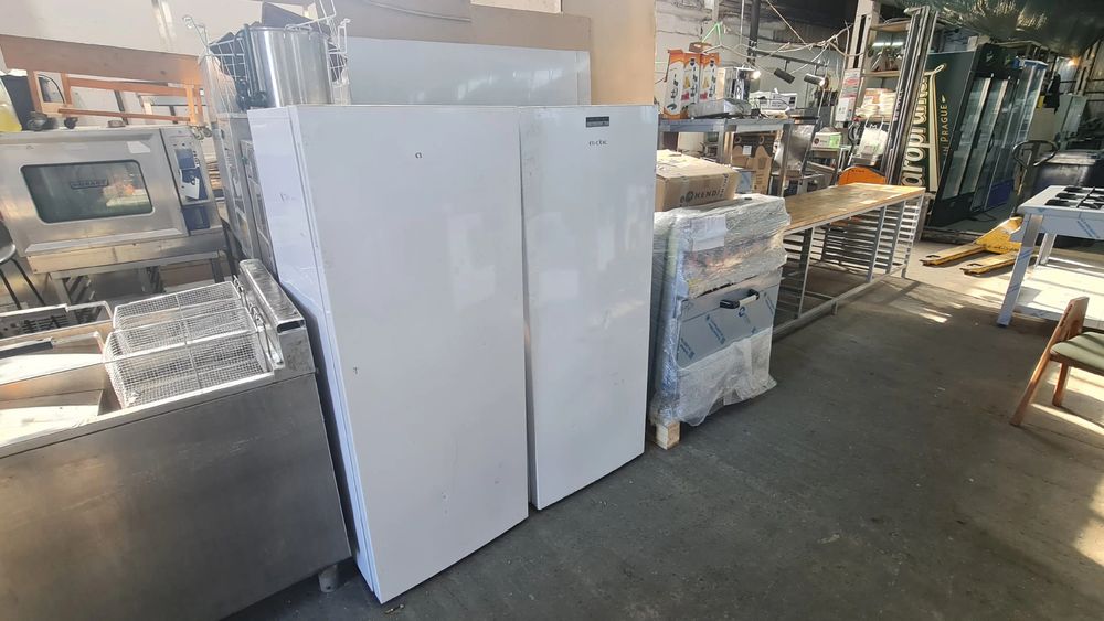 Vitrine verticale ca Noi / FRIGIDERE Albe / Echipament Horeca second /