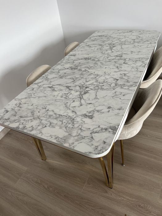 Masa extensibilă dining cu efect de marmură/auriu