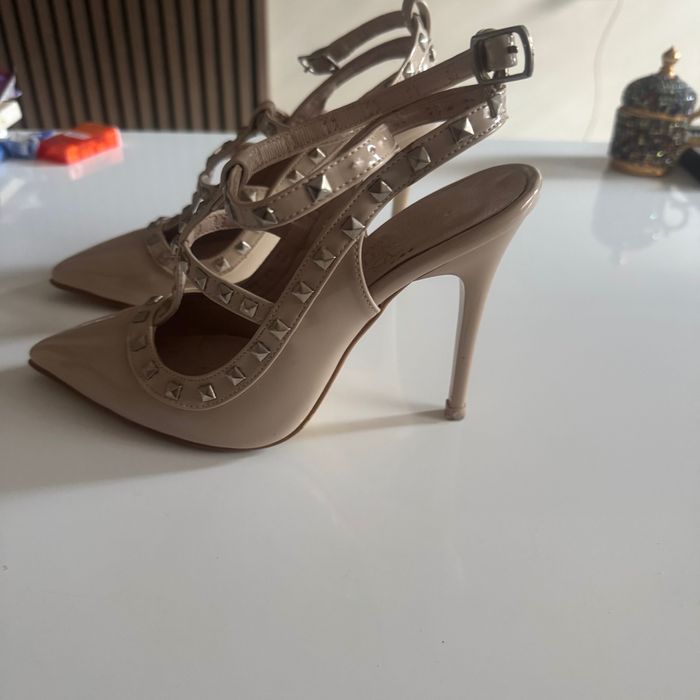 Обувки на висок ток