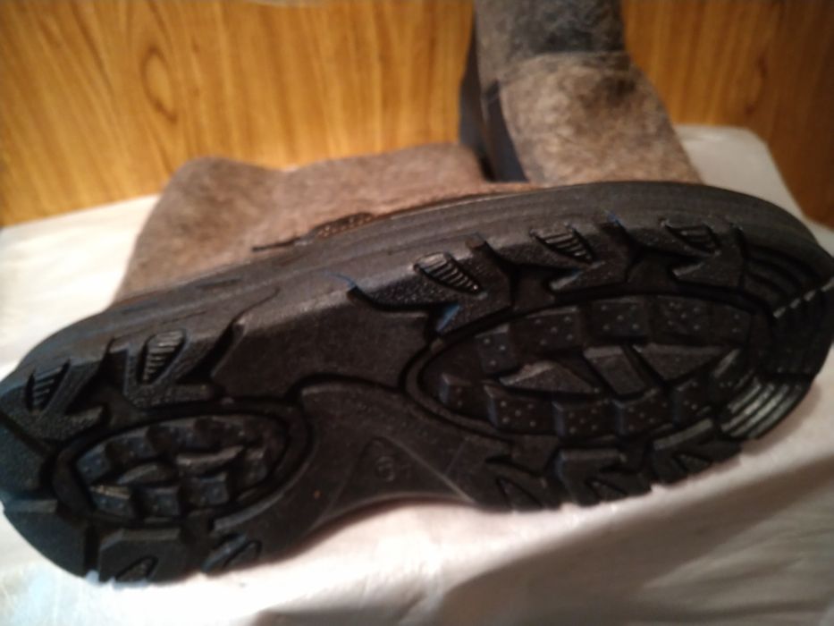 Валенки на подошве новые, размер 42.