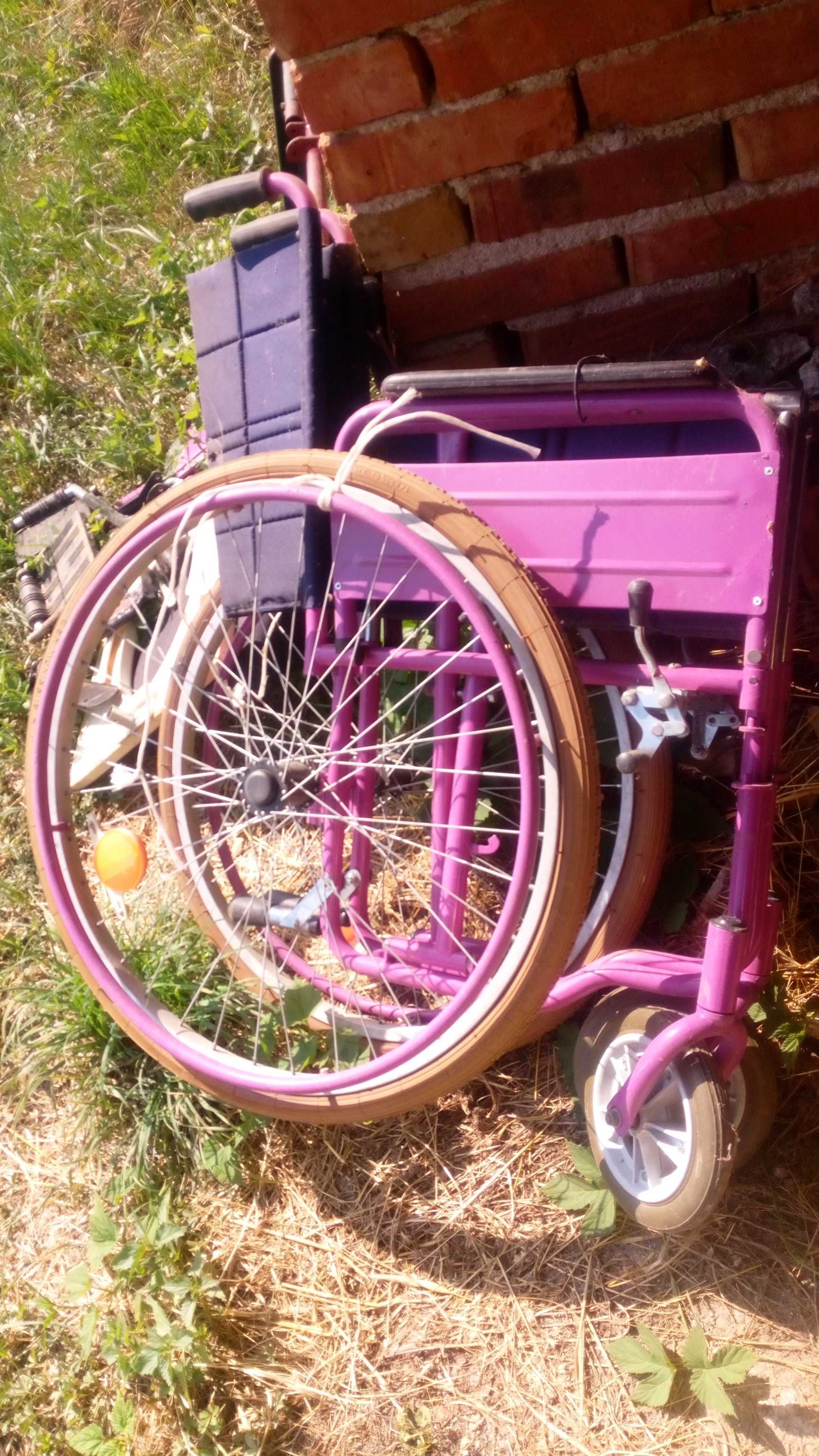 Инвалидна количка и тоалетен стол