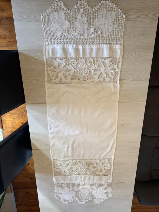 Broderie manuala in stare foarte buna