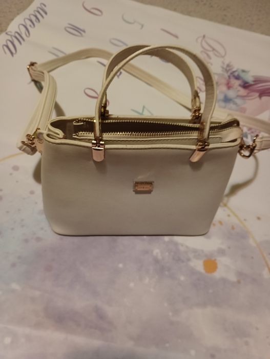 Елегантна бяла дамска чанта за през рамо