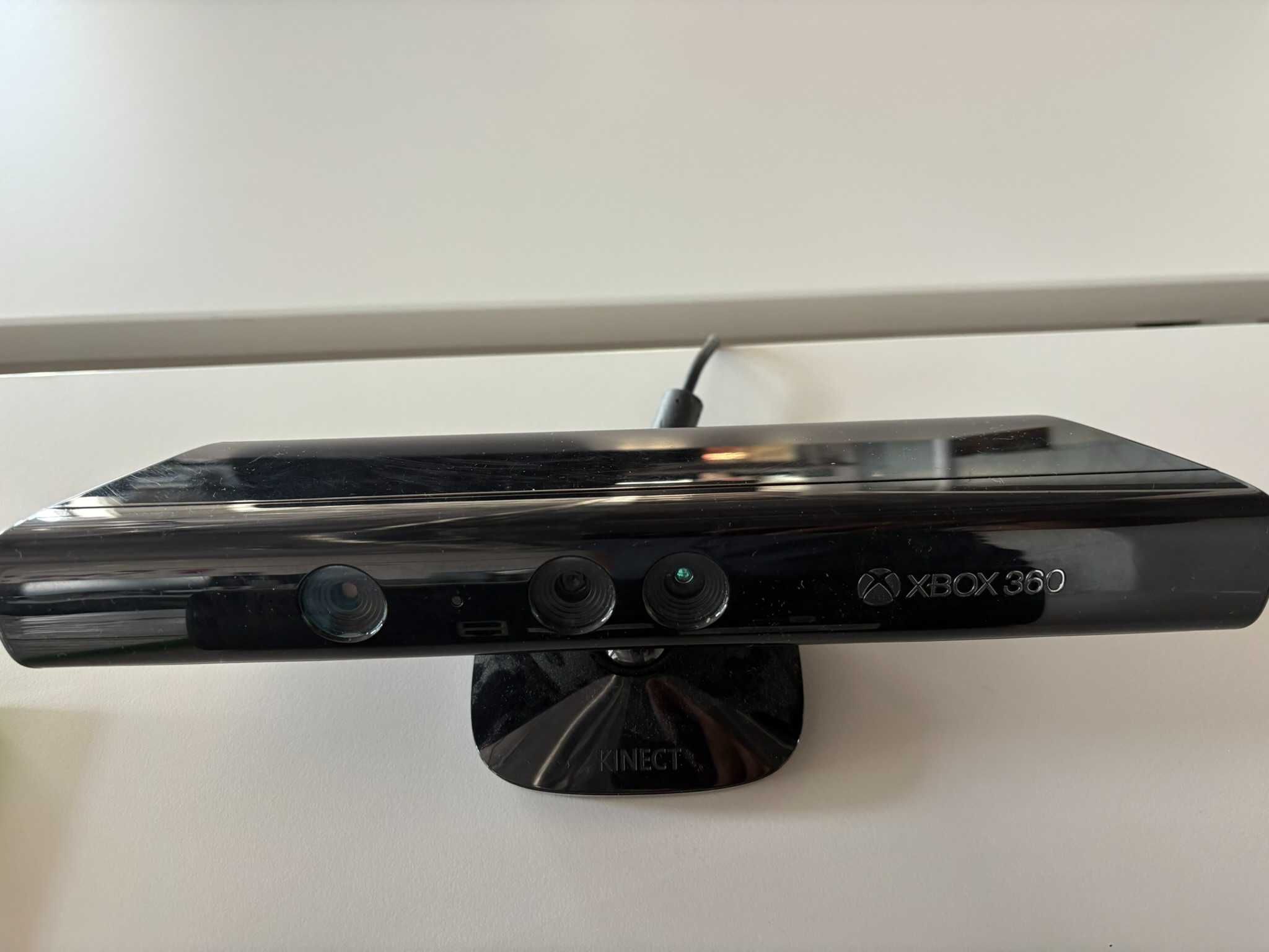 XBOX 360 със Kinect, два контролера и много игри и още...