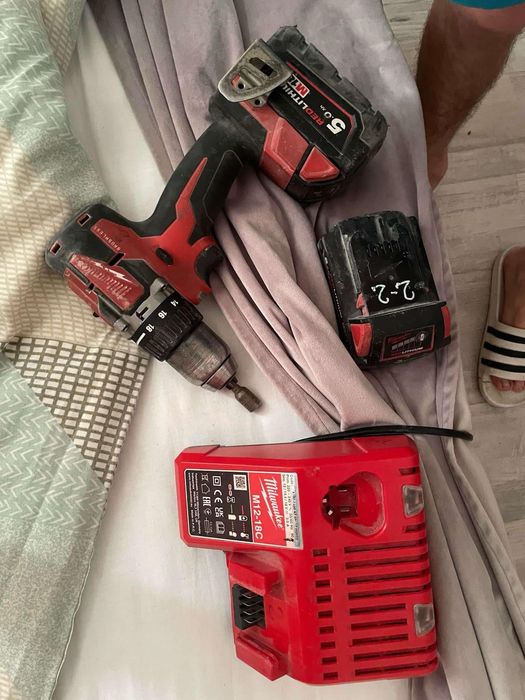 Vând bormașină MILWaukee