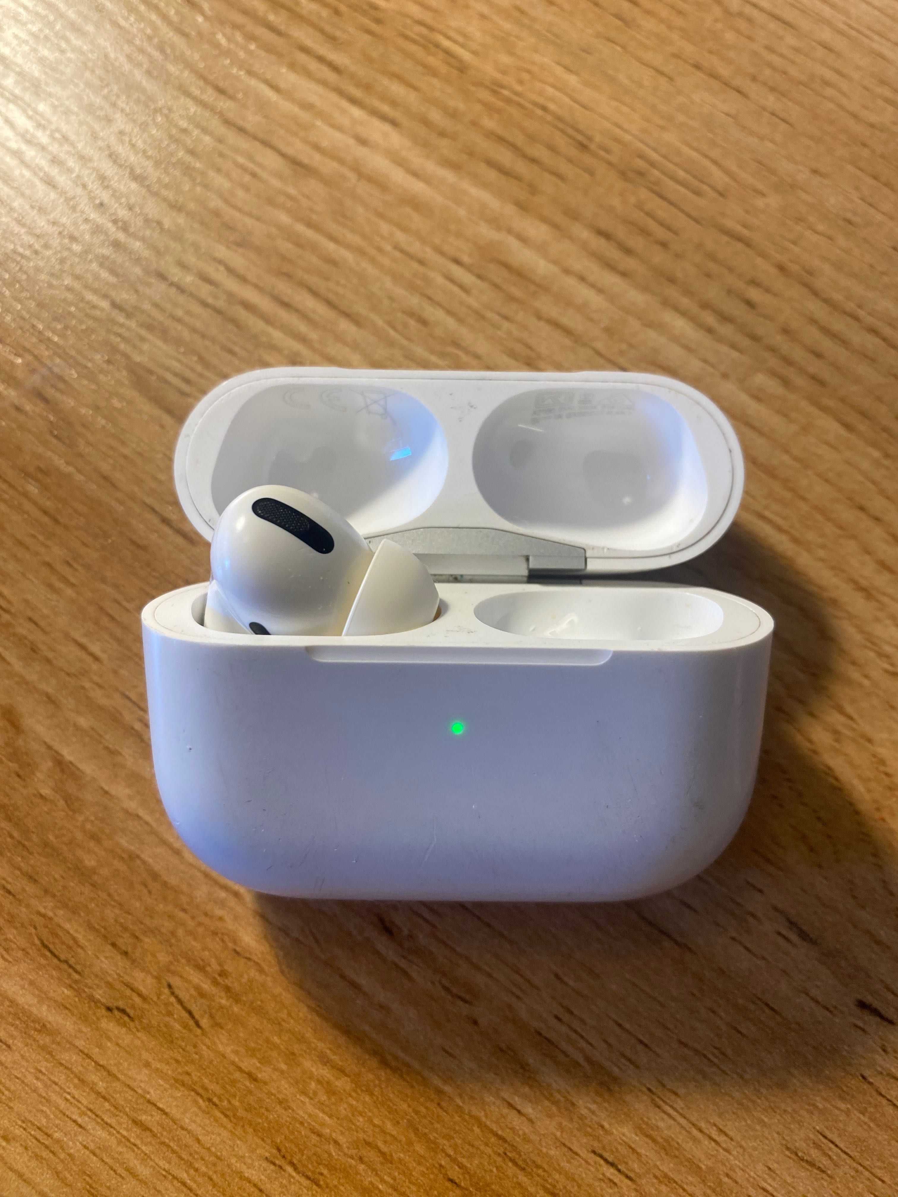 AirPods Pro (оригинал) — кейс + левый наушник