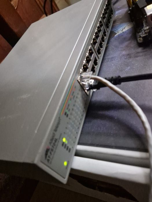 Switch 24 porturi LAN Allied Telesyn AT-FS724L