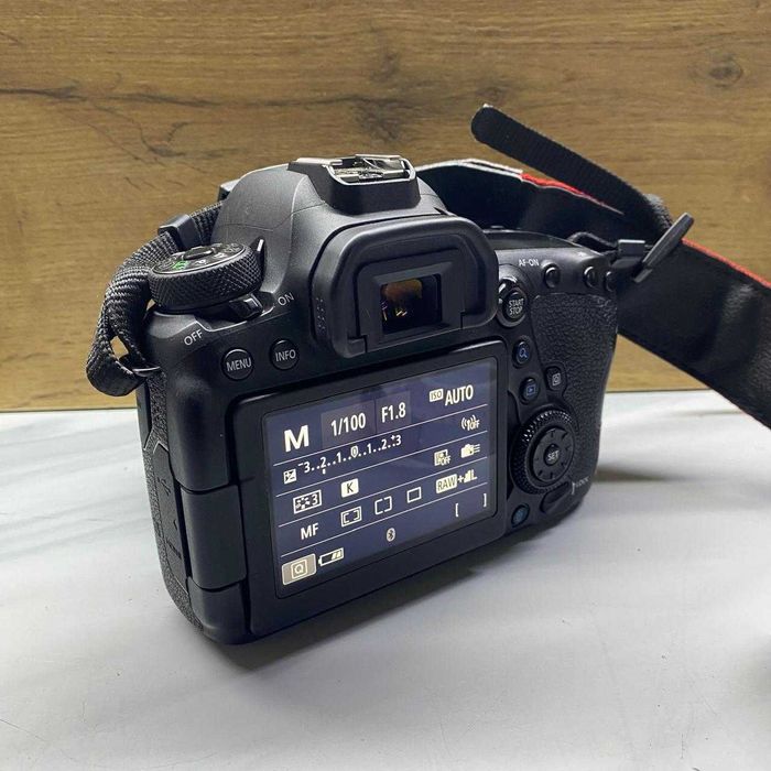 Зеркальный фотоаппарат Canon EOS 6D Mark II / SK151031
