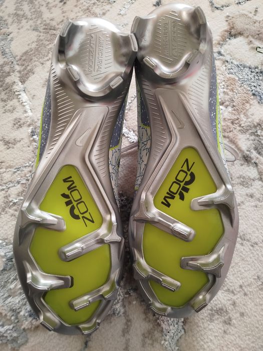 Butsi Nike Air Zoom futbol butsasi.