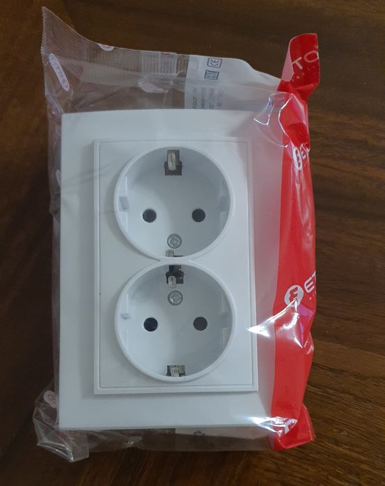 Розетка двойная, белая
