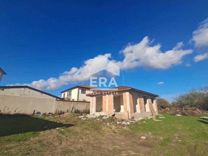 Едноетажна новострояща се къща за продажба, с двор, в с. Калиманци, на