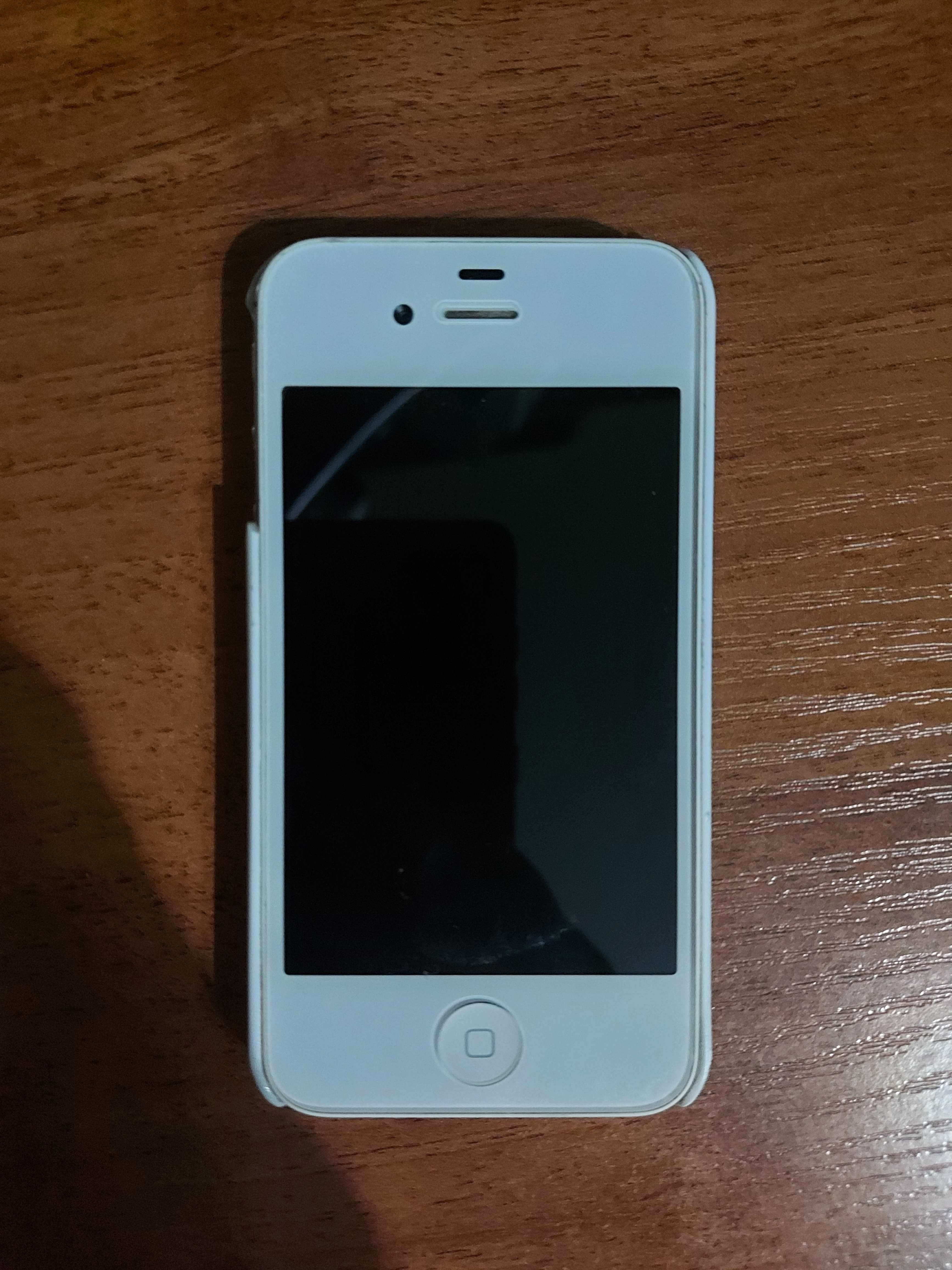 iPhone 4s белый в чехле