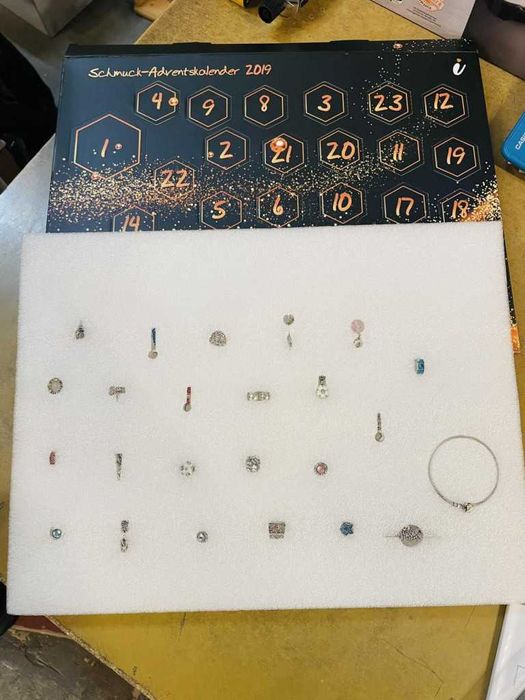 Луксозен бижутерен адвент календар.