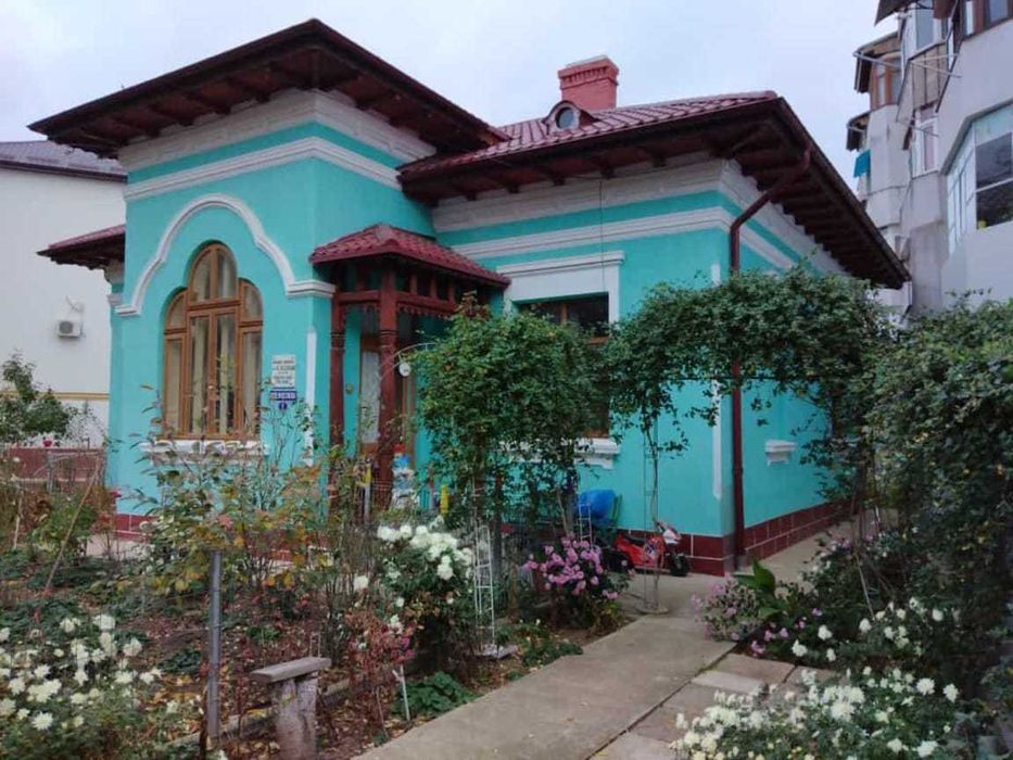 Vand casa ultracentral vis-a-vis de spitalul matern
