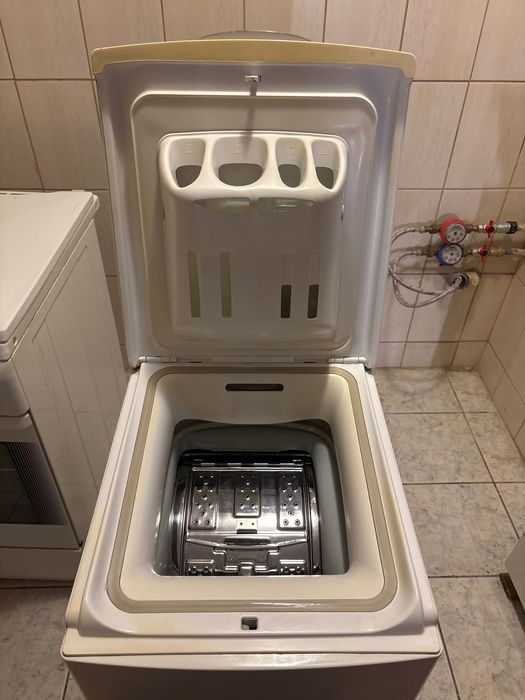 Mașină de spălat cu încărcare superioară în stare foarte bună.