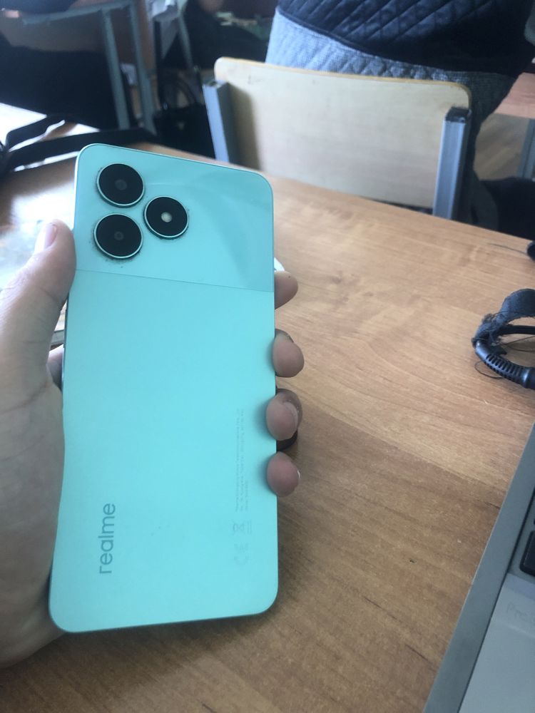 Realme C51 продоется