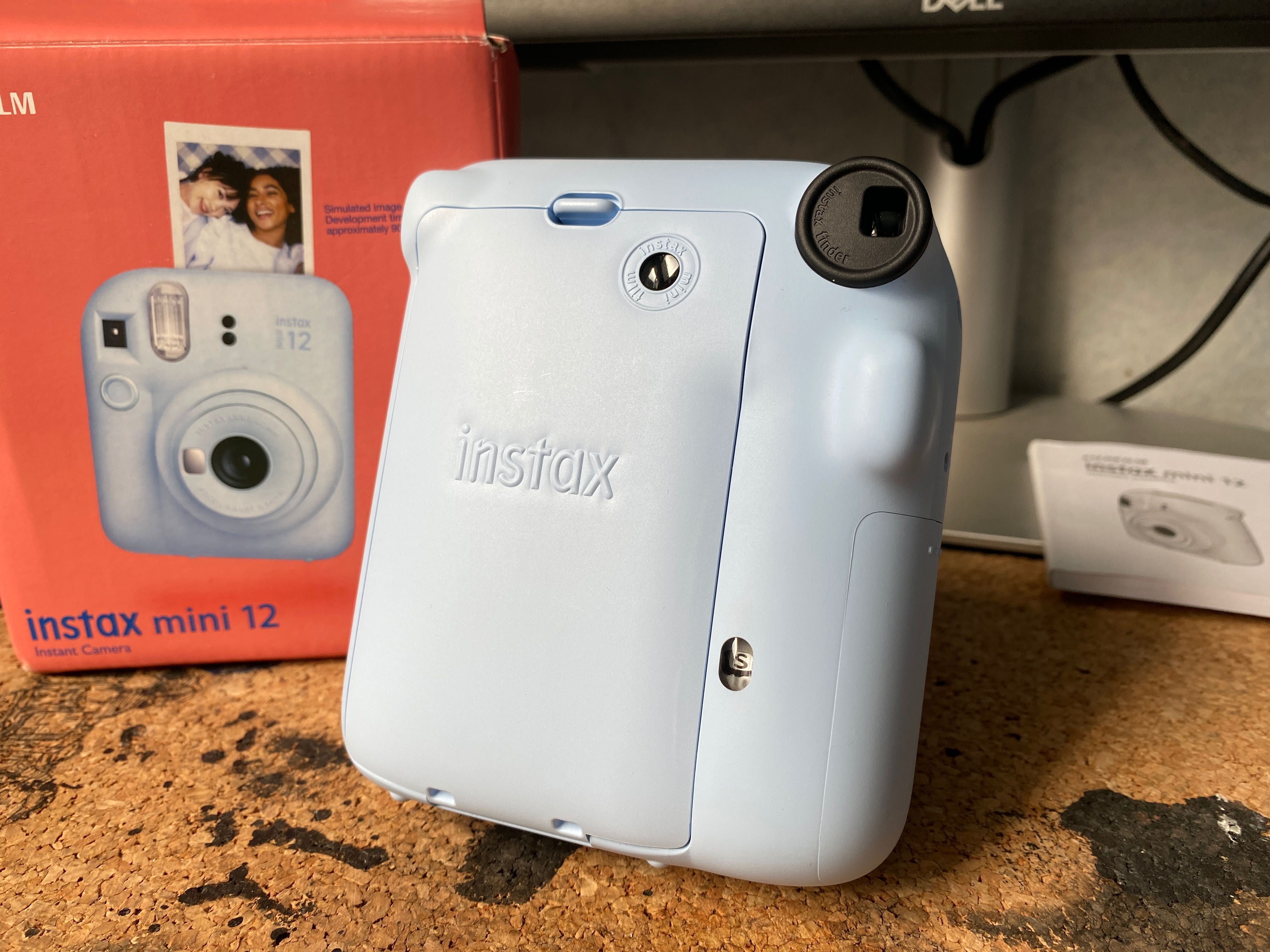 Камера Instax mini 12 - за моменти снимки