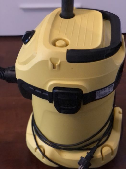 Vând aspirator multifuncțional Karcher WD 3.  1.628-101.0   17L.1000W