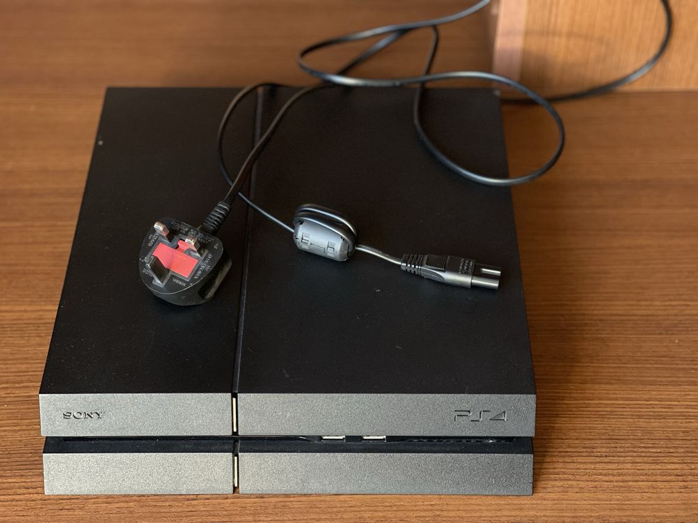 PlayStation 4 500gb плюс 2 джойстици + 1 игра