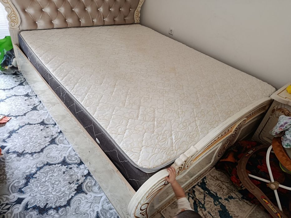 Диван для спальни. Состояние — как новый, использовался всего 1 месяц.