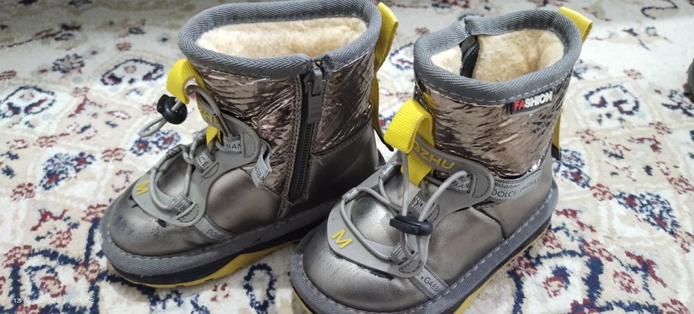 Продам детские зимние сапожки